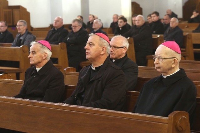 W pielgrzymce wzięli udział trzej biskupi diecezji kieleckiej – od lewej Marian Florczyk, Jan Piotrowski i biskup senior Kazimierz Ryczan.
