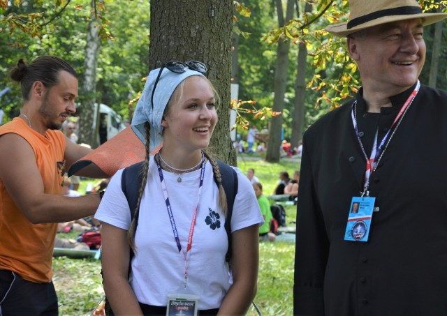 Pielgrzymi z diecezji tarnowskiej w proszowickim parku