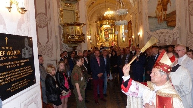 Poświęcenia wmurowanej w suchedniowskim kościele tablicy, poświęconej wieloletniemu proboszczowi,księdzu Józefowi Wójcikowi, w sobotę dokonał biskup radomski Henryk Tomasik.