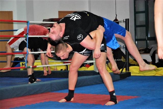 Sportowcy z ASW Knockout Zielona Góra trenują na zgrupowaniu w Wałczu.
