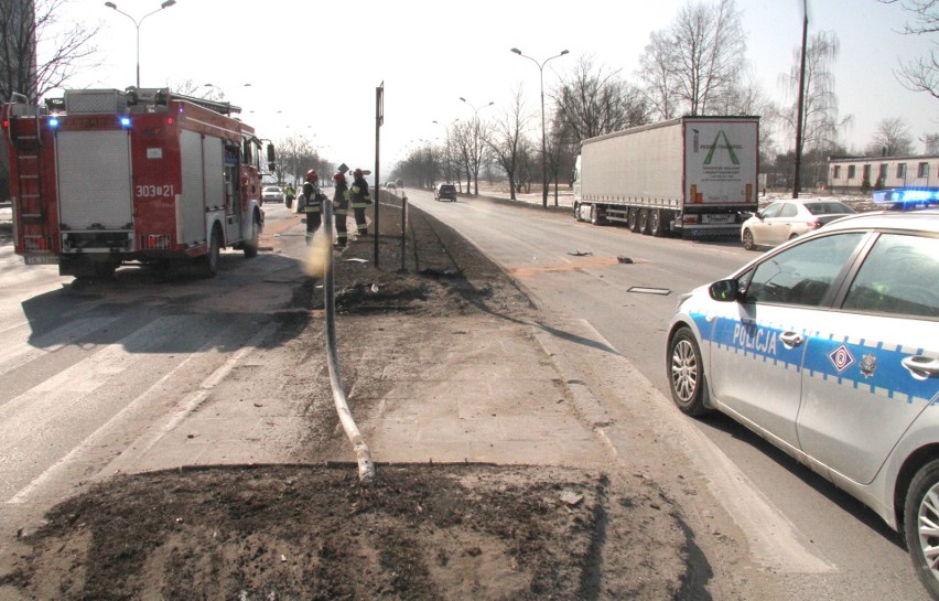 Groźne zderzenie na skrzyżowaniu Jagiellońskiej i Karczówkowskiej w Kielcach. Jeden z kierowców uciekł