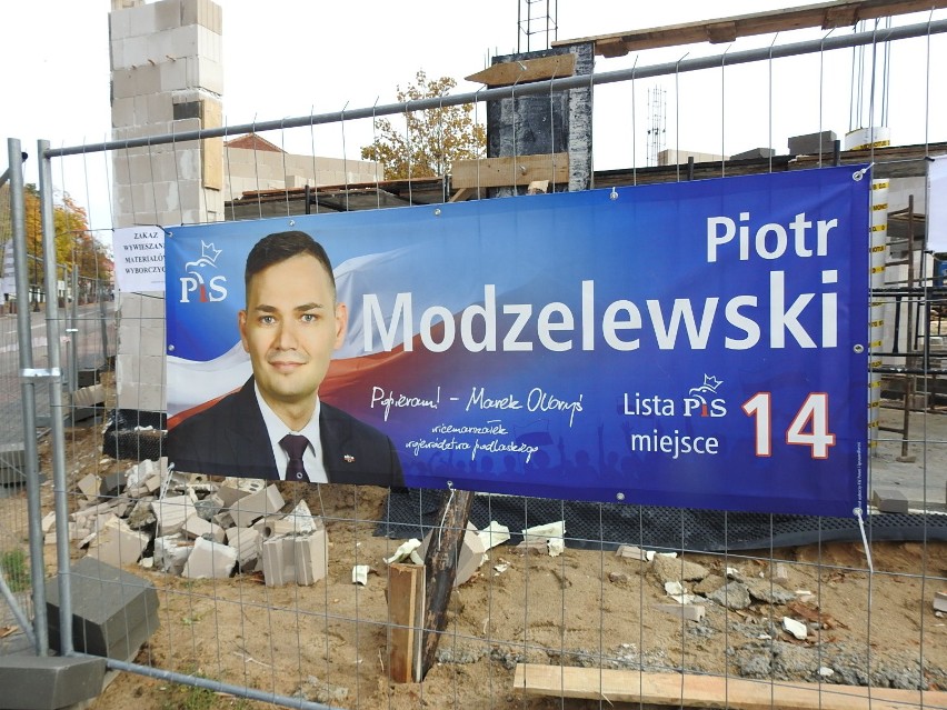 Plakaty kandydatów PiS wiszą na ogrodzeniu budowy nowej...