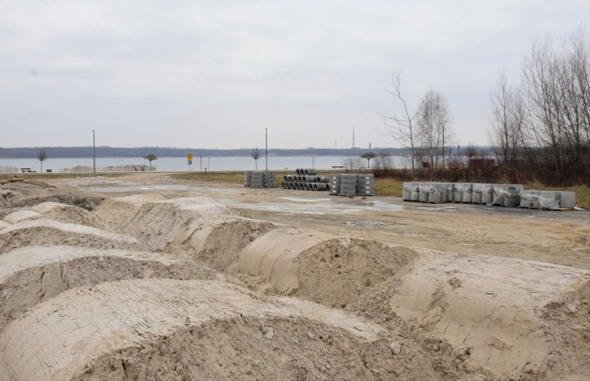 Tarnobrzeg. Ruszyła budowa trzech nowych parkingów nad Jeziorem Tarnobrzeskim. Zobacz, gdzie trwają prace [ZDJĘCIA]