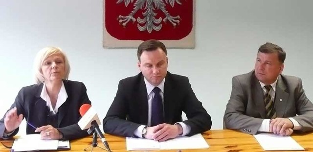 Spotkanie (od lewej) Bożeny Borys-Szopy i Andrzeja Dudy z Kancelarii Prezydenta Lecha Kaczyńskiego ze związkowcami i pracodawcami odbyło się w starostwie powiatowym. Na zdjęciu po prawej starosta Wiesław Siembida.
