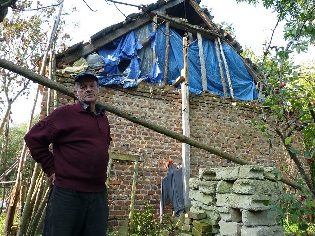 Władysław Grzanka wrócił do starego domu po dziadkach. Budynek jest w opłakanym stanie. Jeszcze stoi, bo podparto go belkami. Na strychu hula wiatr. Brakuje ściany szczytowej.