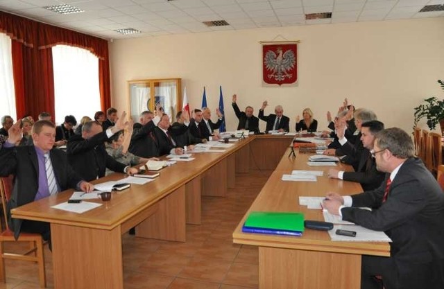 Las rąk w górze podczas głosowania. Wszyscy radni poparli projekt uchwały budżetowej oprócz radnego Andrzeja Gada, z prawej.