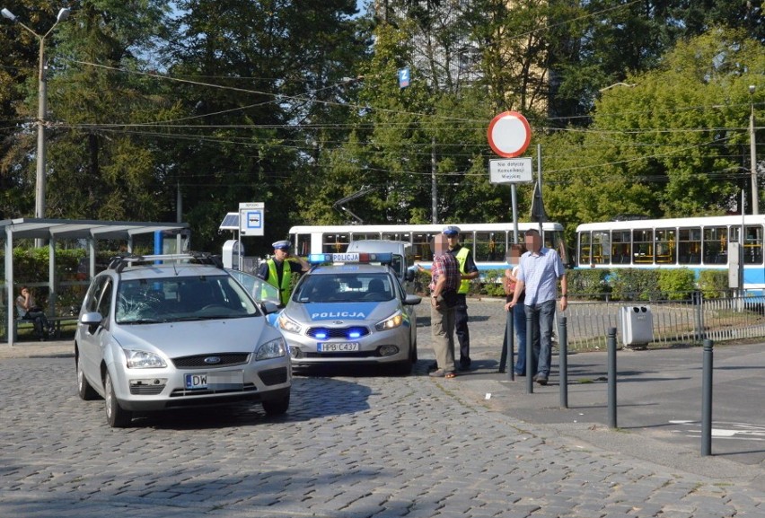 Wypadek na Sępolnie. Samochód potrącił dwóch nastolatków