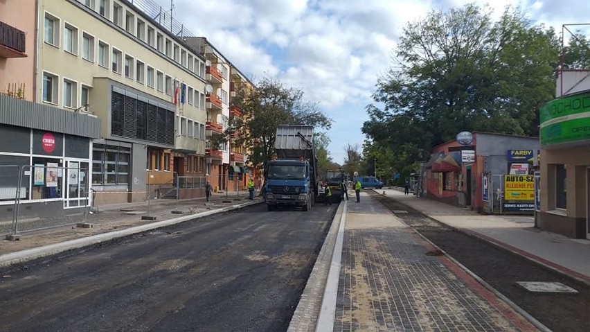 Asfaltowanie pierwszego odcinka ulicy Oleskiej