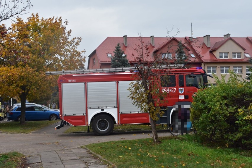 Tajemnicze omdlenia uczniów i ewakuacja szkoły w Sadlinkach. Służby próbują wyjaśnić, co wydarzyło się w szkole