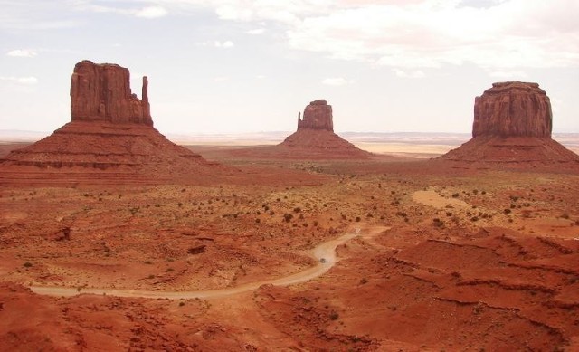 Gigantyczne formacje z czerwonej skały wyglądają jak wieżowce na bezdrożach. Monument Valley położony na granicy stanów Utah i Arizona zachwyca nawet najbardziej wymagających.