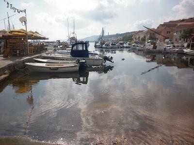 Miasteczko Sali i port ulokowały się w zatoce na północnym wybrzeżu wyspy Dugi Otok