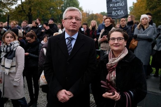 Jacek Jaśkowiak z żoną w tłumie innych mieszkańców zgromadzonych na jednej z demonstracji.