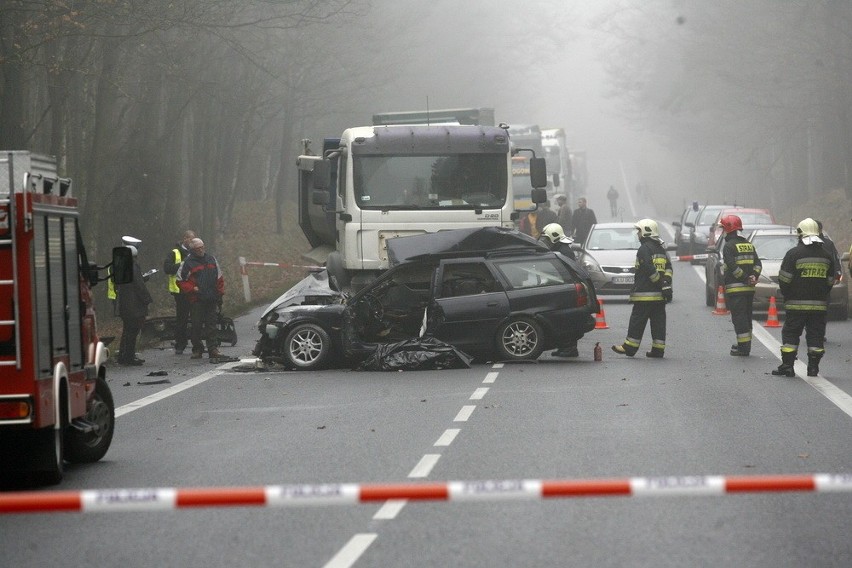 Śmiertelny wypadek na drodze Lubin - Karczewiska. Są objazdy (ZDJĘCIA)
