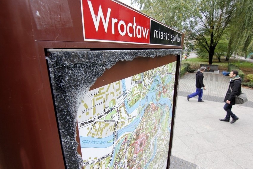 Wrocław: Wandal zniszczył tablicę informacyjną w centrum [ZDJĘCIA]