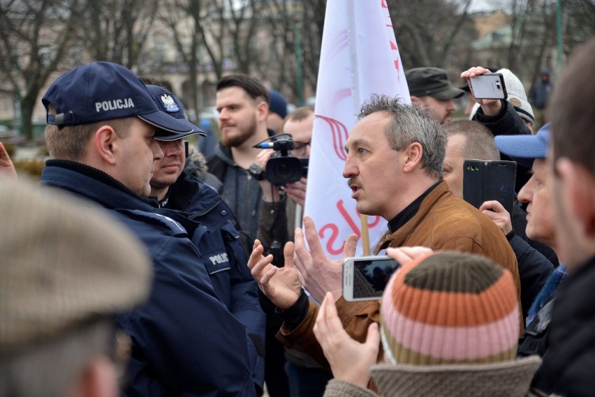 Komitet Obrony Demokracji manifestował w Lublinie. "Beata opublikuj!" [ZDJĘCIA, WIDEO]