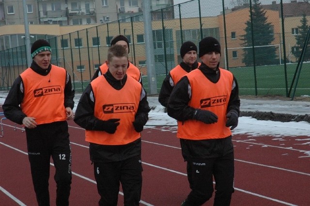 We wtorek żagańscy piłkarze mieli dwa treningi na nowym stadionie przy ul. Kochanowskiego. Rano głównie biegali.