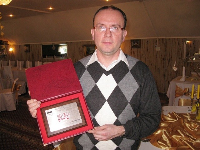 Jacek Koterba, kierownik Centrum Ułan SPA w Bytowie z grawertonem "Hotel Roku 2011".