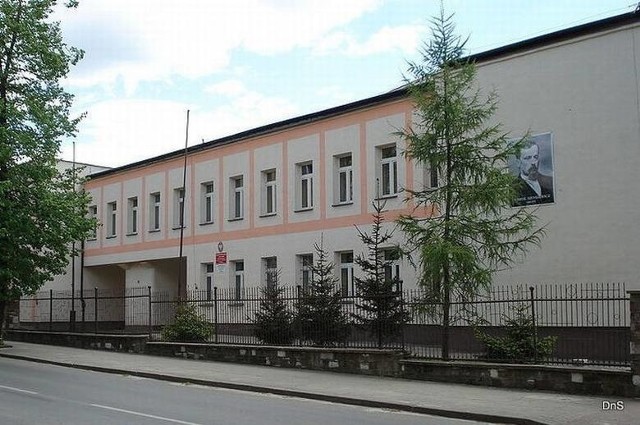 Uczniowie liceum imienia Sienkiewicza w Szydłowcu wracają do szkoły.