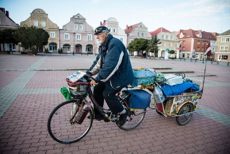 74-latek przemierza Europę na rowerze. Odwiedził ratusz (zdjęcia)