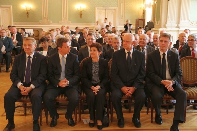 Andrzej Halicki w BiałymstokuWśród najważniejszych celów dla województwa podlaskiego zapisanych w kontrakcie znalazła się m.in. poprawa sieci dróg oraz kolei, działania na rzecz lepszej współpracy między uczelniami a biznesem, które mają skutkować wzrostem innowacyjności.