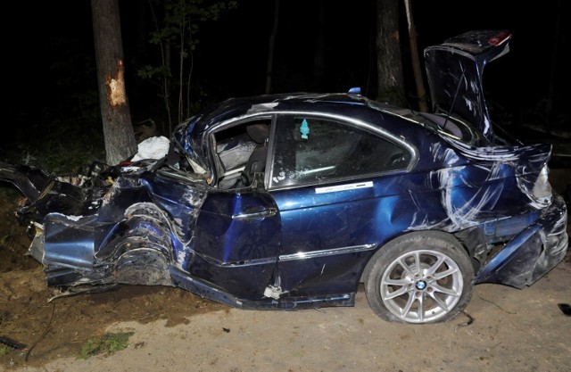 W sobotę przed godz. 21.00 w miejscowości Jabłoń, gm. Pisz, w pobliżu ośrodka wypoczynkowego doszło do wypadku drogowego z udziałem pojazdu marki BMW.Program 300 plus - jak otrzymać wsparcie finansowe[xlink]a9d3bef2-c94a-4e82-0be3-26dfbdeae4c1,ebfa9edc-ee8d-d508-45a4-3c3a9b7bf547[/xlink]