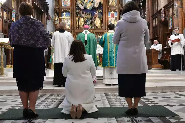 - Pani Justyna, jako osoba świecka, otwarła dom swojego życia na to właśnie światło Jezusa Chrystusa. Po długim przygotowaniu, zdecydowała się konsekrować w dziewictwie dla Jezusa, pójść Jego drogą i naśladować Go z bliska, aby w ten sposób już teraz uczestniczyć w wieczności - powiedział abp. Tadeusz Wojda podczas niedzielnej mszy św. w białostockiej archikatedrze. Jak informuje archibial.pl tego dnia archidiecezja białostocka wzbogaciła się o nową dziewicę konsekrowaną.