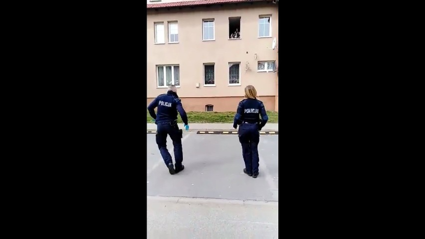 Policjanci z Nowego Dworu Gdańskiego zatańczyli pod oknami dzieci. Teraz są hitem internetu [zdjęcia, wideo]