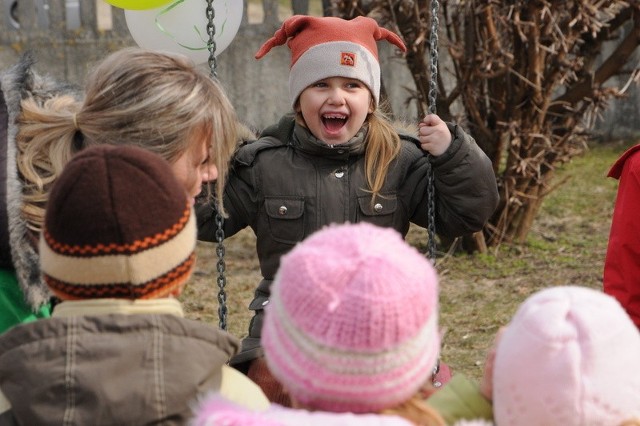 Nowy plac zabaw powstał naprzeciw szkoły we Wroniawach, dzieci z radością już z niego korzystają 