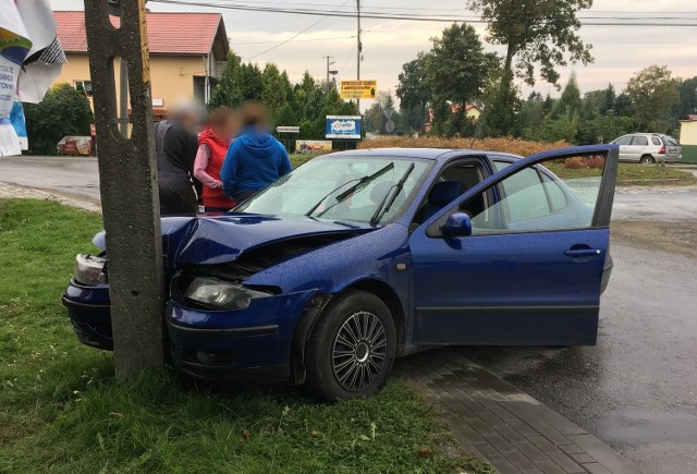 Do zdarzenia doszło we wtorek w Krównikach pod Przemyślem.Na rondzie kierująca seatem nie dostosowała prędkości do panujących warunków, straciła panowanie nad pojazdem i uderzyła w betonowy słup. W zdarzeniu nikt nie został poszkodowany. 39-letnia mieszkanka Przemyśla została ukarana przez policjantów mandatem karnym.