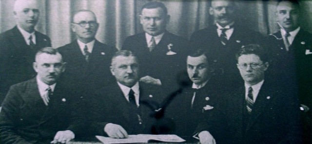 Lata 20. XX wieku. Zarząd powiatowy ZIW w Bydgoszczy oraz członkowie komisji rewizyjnej. Julian Szyperski siedzi drugi od lewej. Na zdjęciu są także: Walden, Szymański , Koralewski, Poziomka, Starszak Morozowicz, Żbikowski.