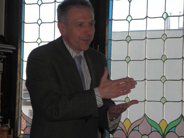 Prof. Piotr Kostyło chętnie dyskutował po wykładzie.
