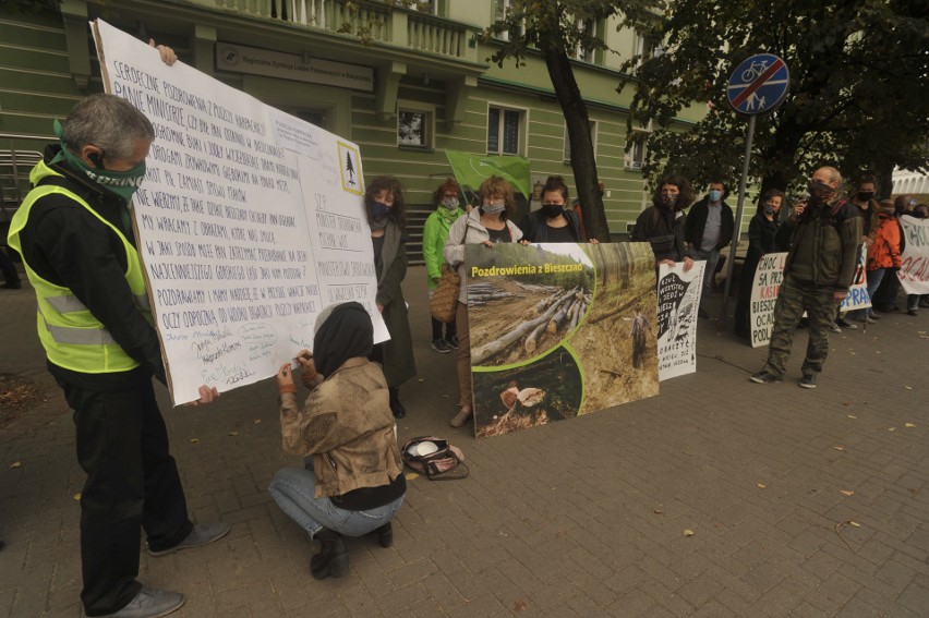 Białystok. Protest przed siedzibą Lasów Państwowych w Białymstoku. Pikietujący sprzeciwiali się wycince Puszczy