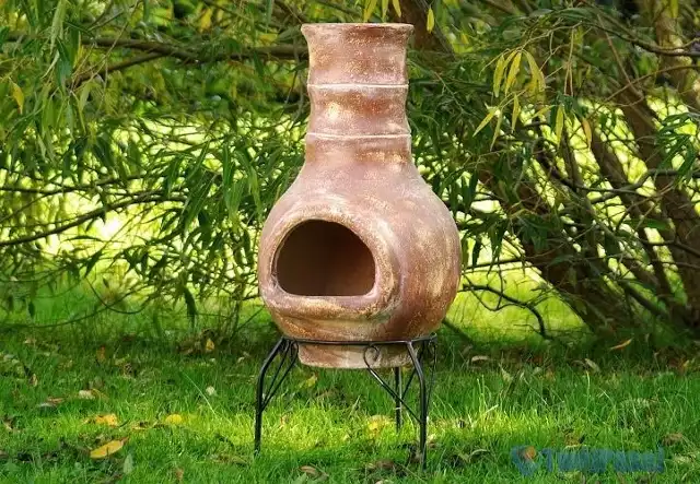 kominek meksykański w ogrodzieKominki meksykańskie wykonane są z wypalonej gliny. Wszystkie mają obłe kształty, ale różnią się wysokością i wzornictwem.