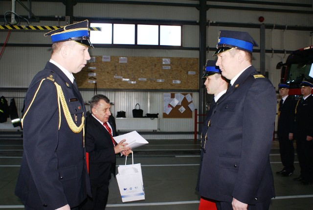Komendant jędrzejowskiej Państwowej Straży Pożarnej i starosta Edmund Kaczmarek (z lewej) wręczyli nagrody druhom Przemysłwowi Żądle i Piotrowi Przygodzie.