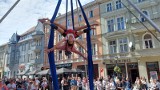 Podniebne skoki, żonglerka, jazda na linie i inne atrakcje na 25. Festiwalu BuskerBus w Zielonej Górze