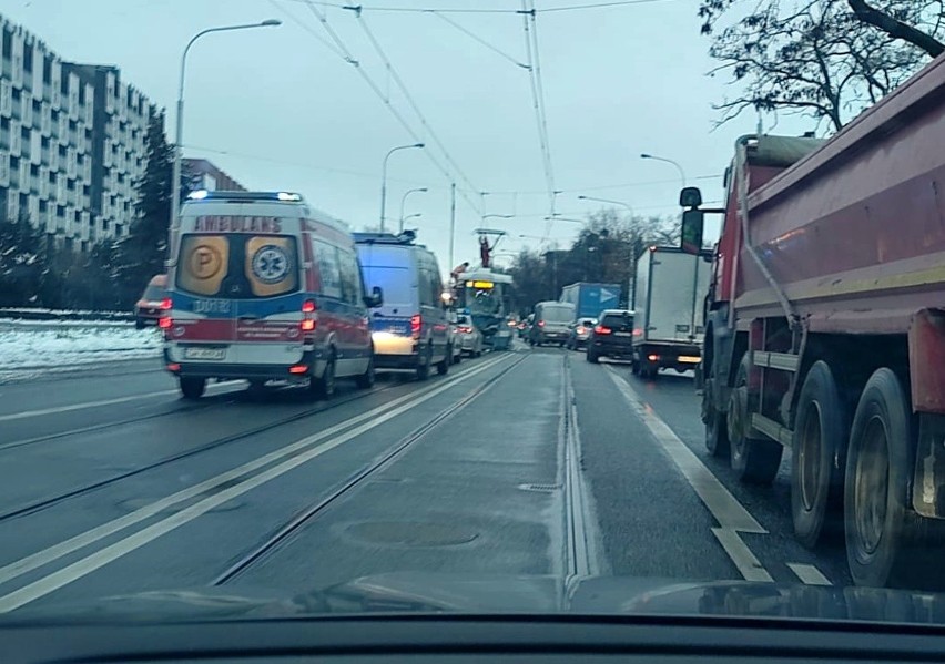 Wypadek z udziałem tramwaju na Grabiszyńskiej. Spore utrudnienia [ZDJĘCIA]