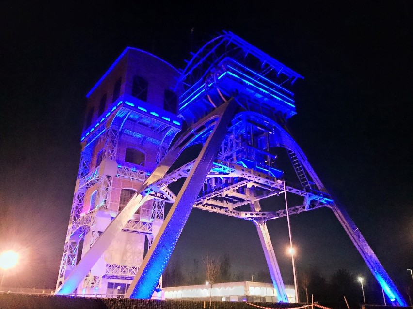 Świętochłowickie wieże podświetlone na niebiesko w ramach...