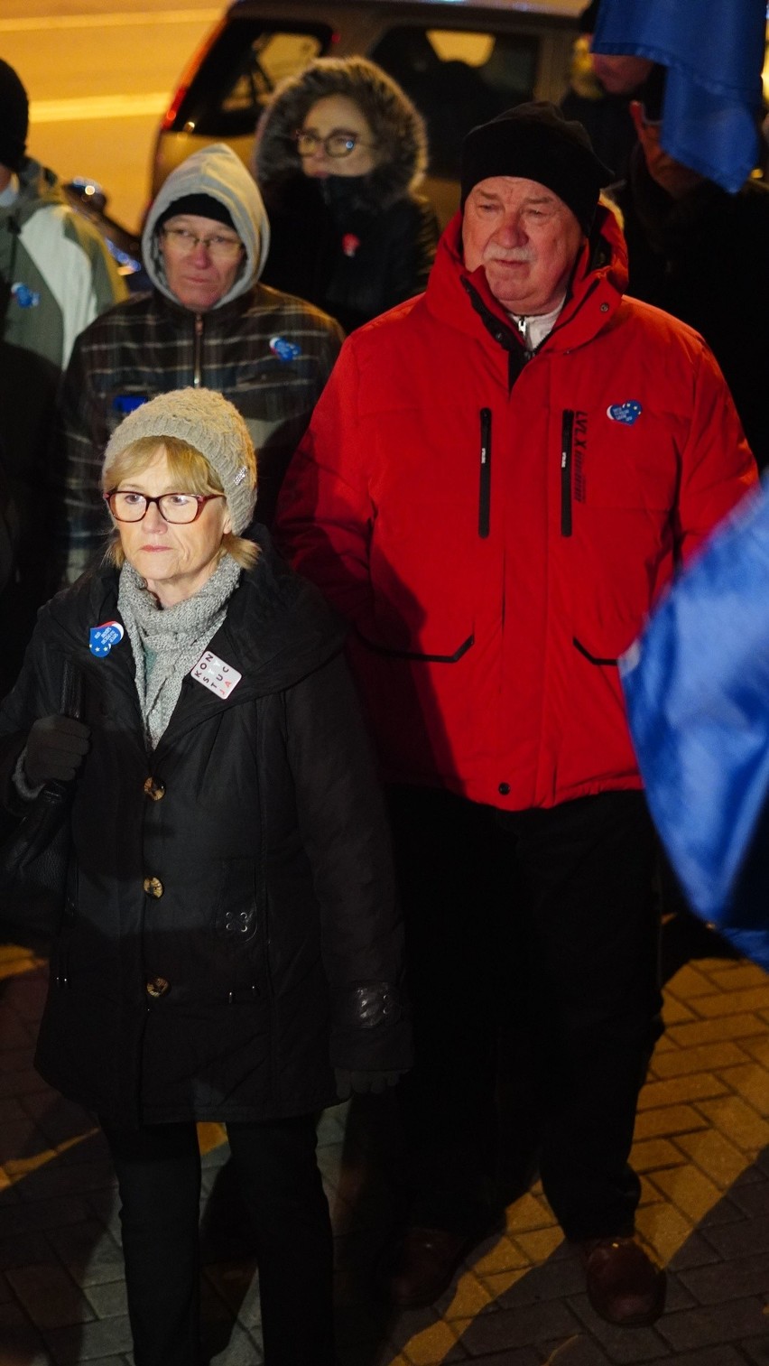 Protest KOD-u w obronie niezależności sądów w Białymstoku. Ludzie skandowali "Wolne sądy". Tłumów nie było (zdjęcia)