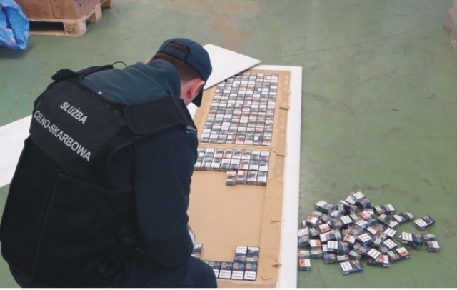Dwaj obywatele Ukrainy próbowali przemycić do Polski ponad 3 tysiące paczek papierosów w specjalnie przerobionych panelach drzwiowych.  Przemyt udaremnili im funkcjonariusze Krajowej Administracji Skarbowej (KAS)  na przejściu granicznym w Medyce.