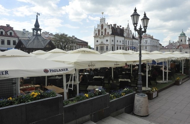 Tak rzeszowski Rynek z ogródkami piwnymi prezentował się w ubiegłym roku