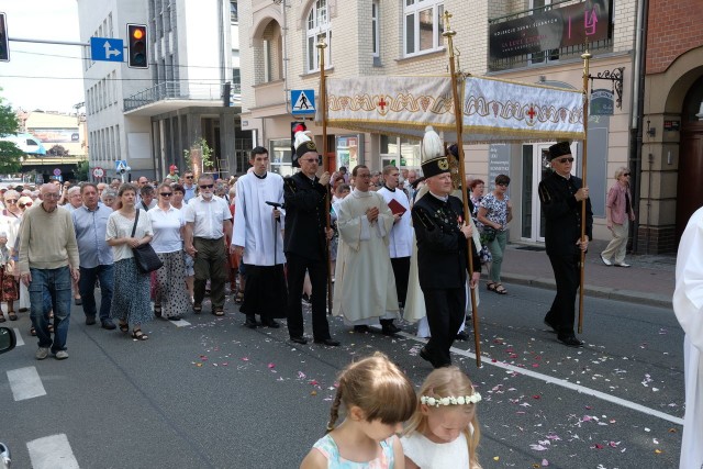 Msza rozpoczęła się o godz. 9.15 w Kościele Mariackim. Po nabożeństwie z kościoła wyruszyła procesja w kierunku katedry Chrystusa Króla. Procesja Bożego Ciała przeszła ulicami: Mariacką, Francuską, Jagiellońską do Placu Miarki, następnie ulicami Wita Stwosza i Powstańców dotarła do archikatedry Chrystusa Króla. I właśnie w katedrze zaplanowano mszę pontyfikalną na zakończenie uroczystości.