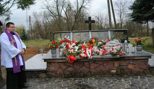 Proboszcz Kurzelowa, ksiądz Jacek Bonio przy zbiorowej mogile pomordowanych 75 lat temu mieszkańców wioski.