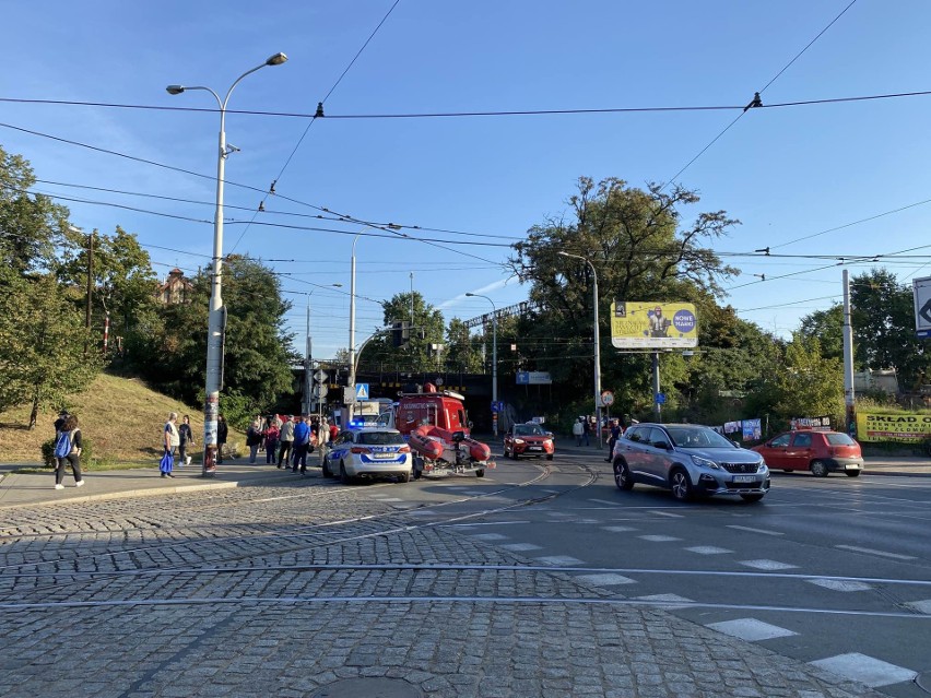 70-latek zasłabł za kierownicą. Potężne korki na Trzebnickiej we Wrocławiu 