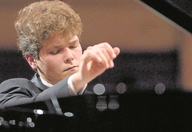 Do ścisłej dziesiątki finalistów Międzynarodowego Konkursu Pianistycznego im. Fryderyka Chopina zakwalifikował się Szymon Nehring.