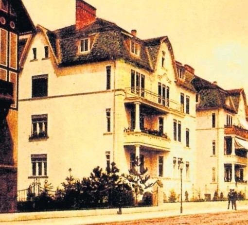 Przedwojenny widok na ul. Kochstrasse i budynek dzisiejszej komendy policji, zajęty w 1945 roku przez UB.