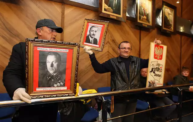Henryk Michałowski i Daniel Zazula ze stowarzyszenia "Kontra 2000" przyszli na salę sesyjną z obrazami Bieruta i Rokossowskiego.