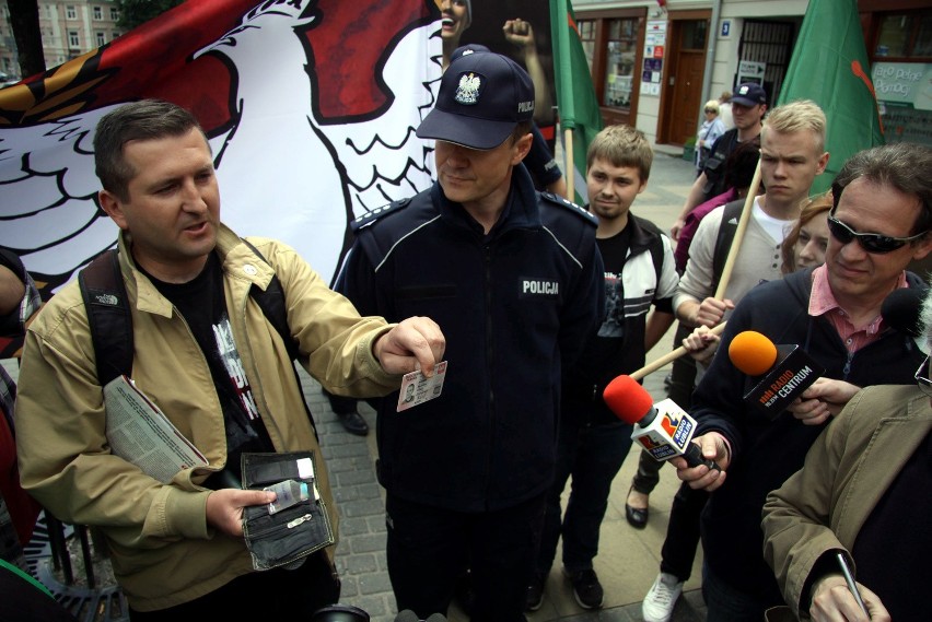 Pikieta Ruchu Narodowego przed biurem lubelskiej PO: - Domagamy się dymisji rządu (FOTO)