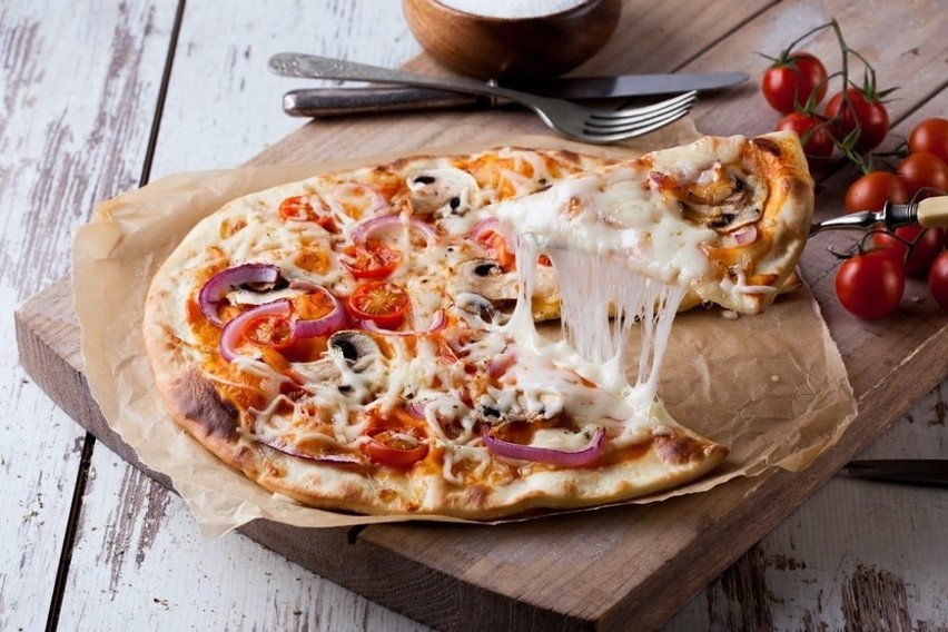 Pizzę możesz zrobić z ulubionymi warzywami, serami i...