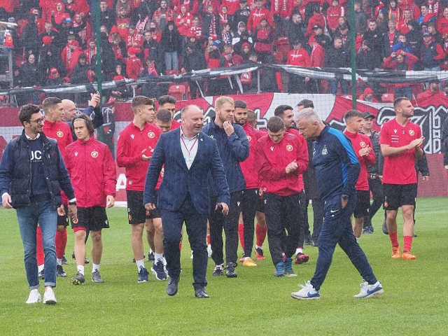 Trener Jarosław Skrobacz na stadionie Widzewa przed meczem, który ostatecznie się nie odbył
