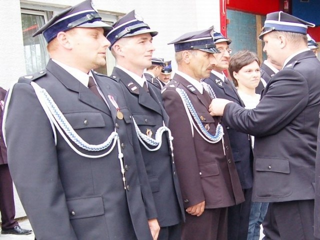 Dumnym strażakom brązowe medale wpinał Zbigniew Sosnowski z Ministerstwa Spraw Wewnętrznych i Administracji